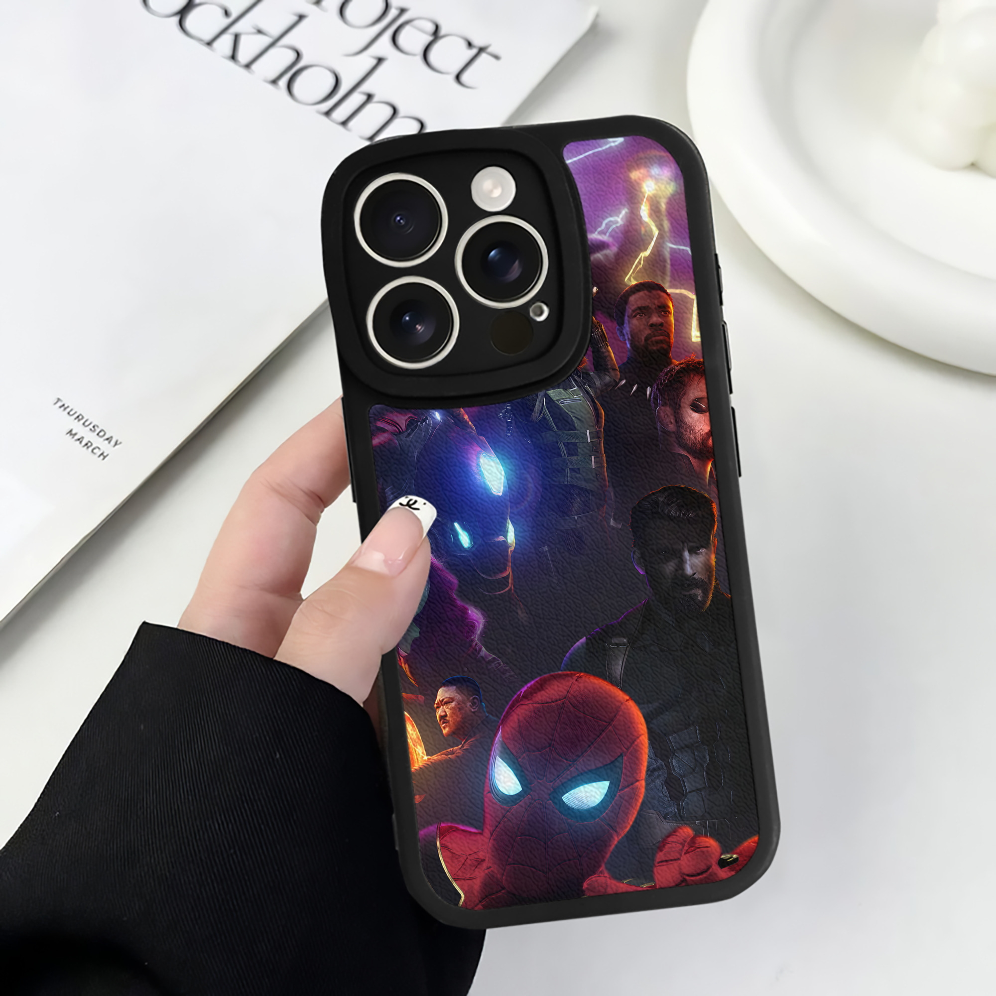 （画像用） アベンジャーズ The Avengers 【iPhone 16シリーズ対応】シリコンスマホケース（レザー調） 材質：シリコン
